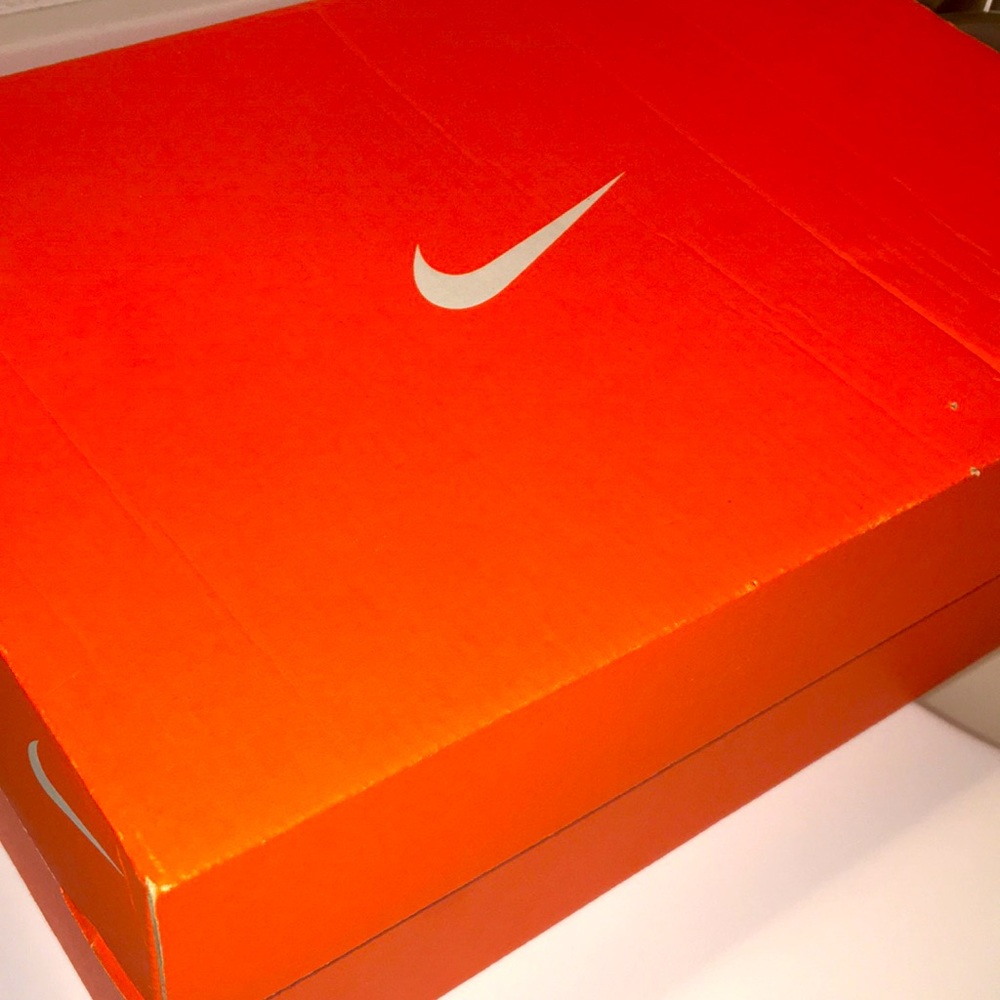 Team Hustle D9 Size 6y (grade school) Nike Active Shoes